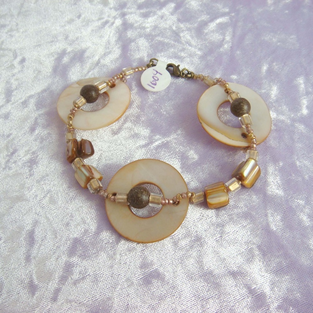 Biege Shell Circle Bracelet